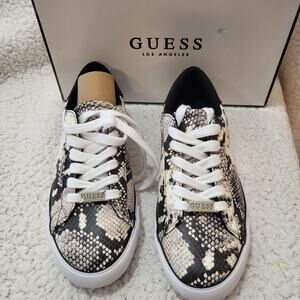 NIB GUESS Garit White 2 8 M Womens Sneakers SIZE 8 M